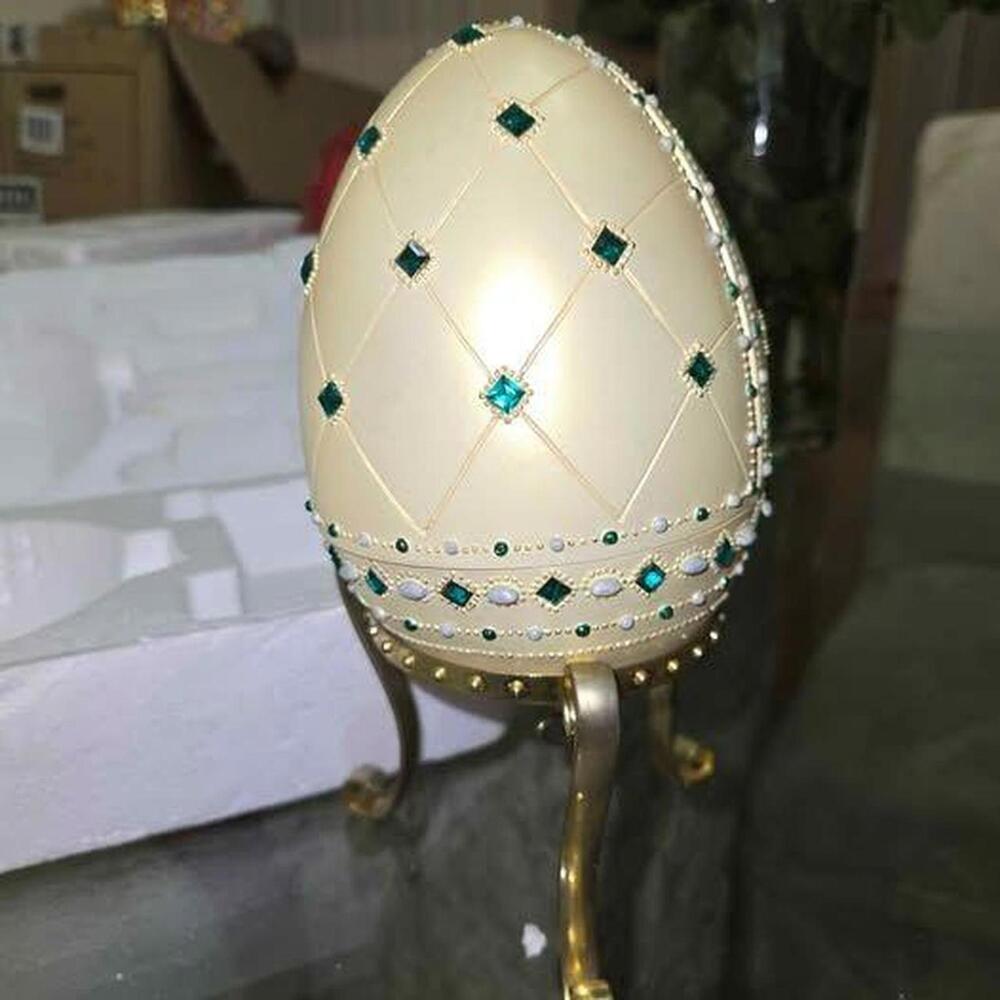 Beautiful 2000 Mattel Barbie musical jewelry egg in emerald princess theme. - Picture 6 of 7